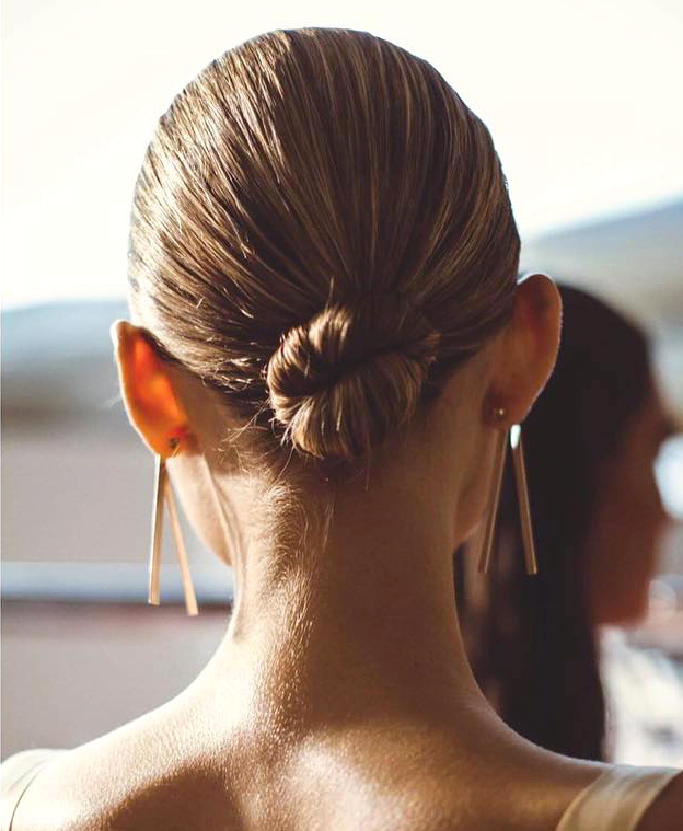 Chignon bas + imposantes boucles d'oreilles = le bon mix