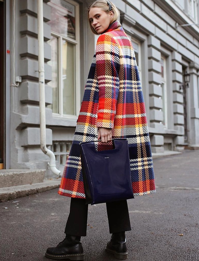 Doc Martens + coiffure soign�e + manteau long � carreaux = le bon mix