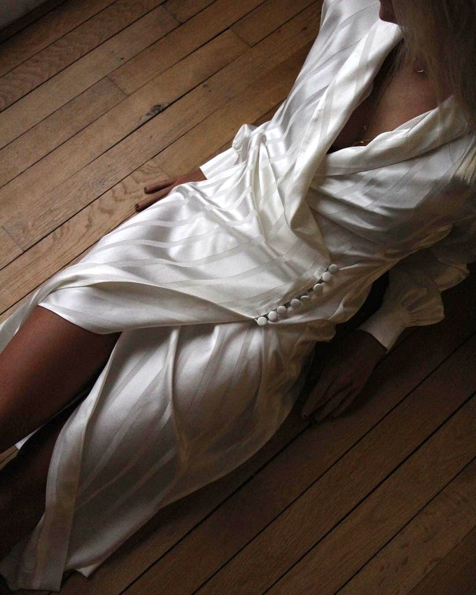 M�lant coupe portefeuille et d�licate rang�e de boutons, cette robe satin�e semble avoir tout bon !