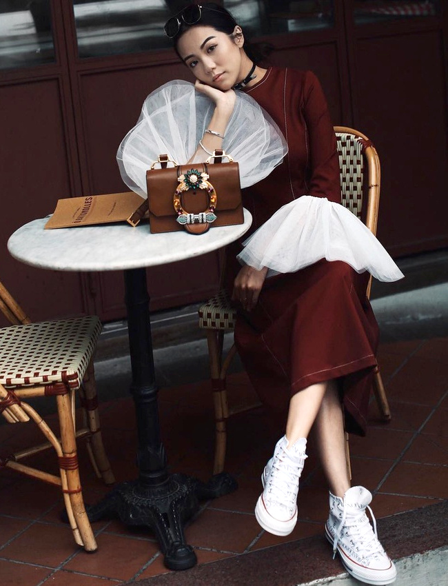 Sophistication + casualness + mini sac n�o chic = le bon mix