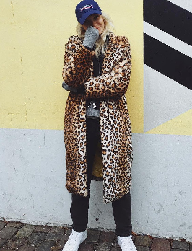 L�opard + casquette bleu marine = le bon mix