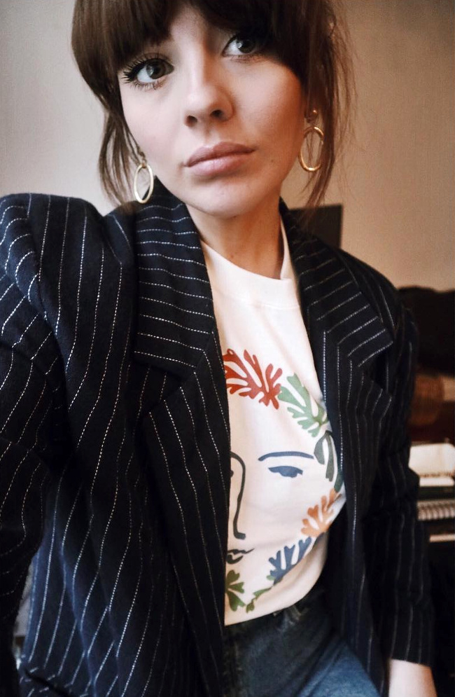 Blazer trop grand + cr�oles + tee-shirt imprim� + chignon haut = le bon mix