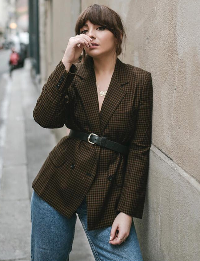 Rien de tel que le ceinturage taille haute pour doper l'allure d'un blazer !