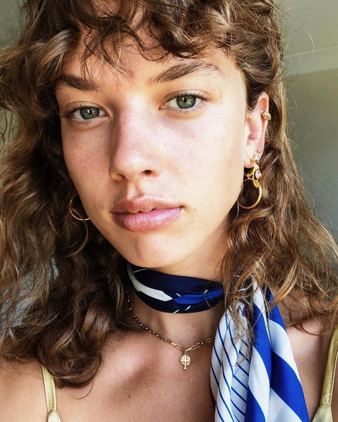 Note pour l'�t� : associer foulard nou� pr�s du cou et fins bijoux dor�s