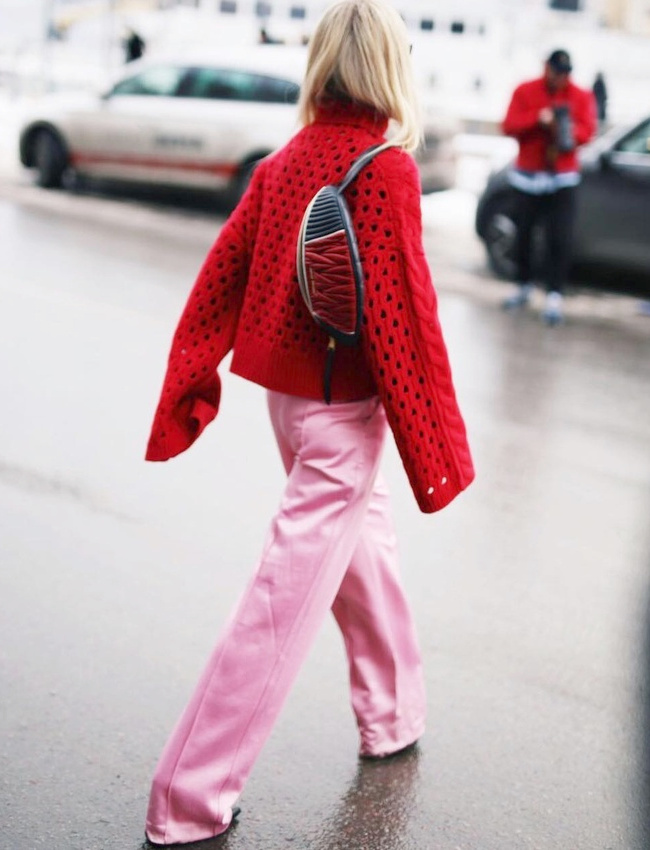 Associer rouge et rose sur des volumes cosy/masculins : une bonne mani�re de 