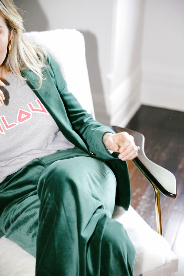 Tailleur pantalon + tee-shirt funky = le bon mix