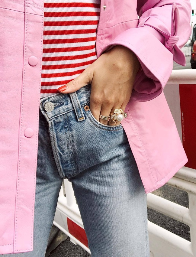 Cuir rose + maille marini�re rouge et blanche + jean bleu d�lav� = le bon mix