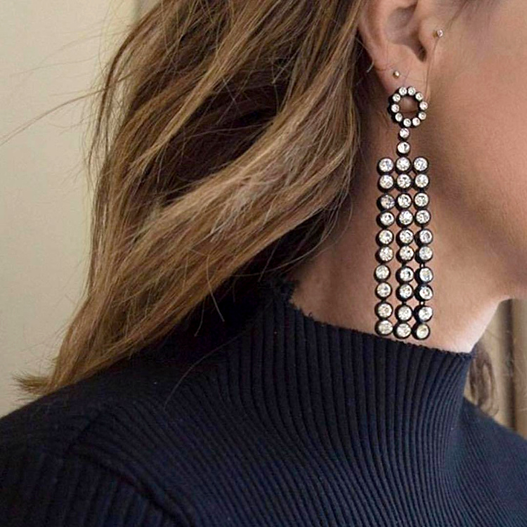 Pull bleu marine ultra simple + boucles d'oreilles ultra glamour = le bon mix