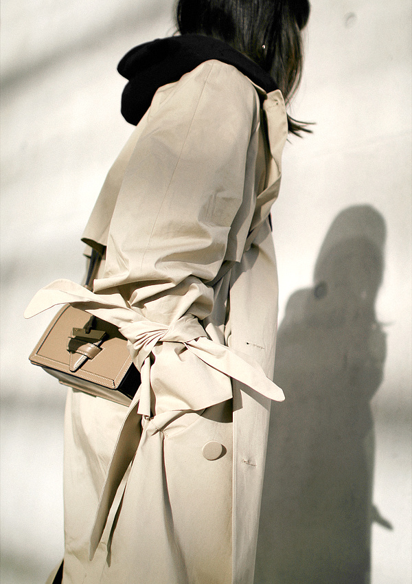 Trench-coat + sweat � capuche = le bon mix