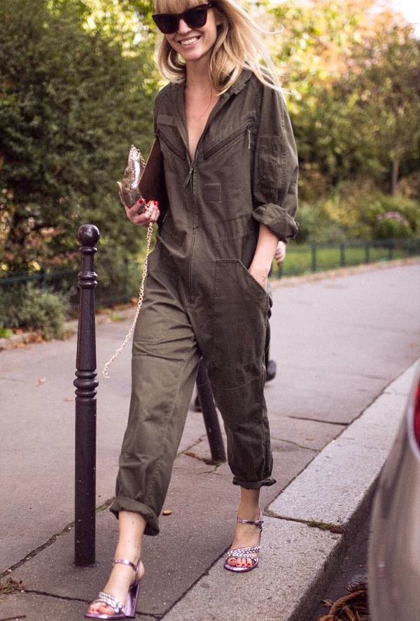 Combinaison masculine roulott�e sur la cheville + fines sandales � talons = le bon mix