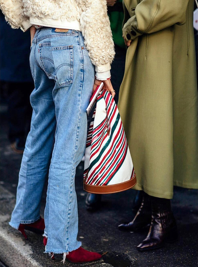 Avec son allure seventies et son volume g�n�reux, ce sac Carven a tout bon !