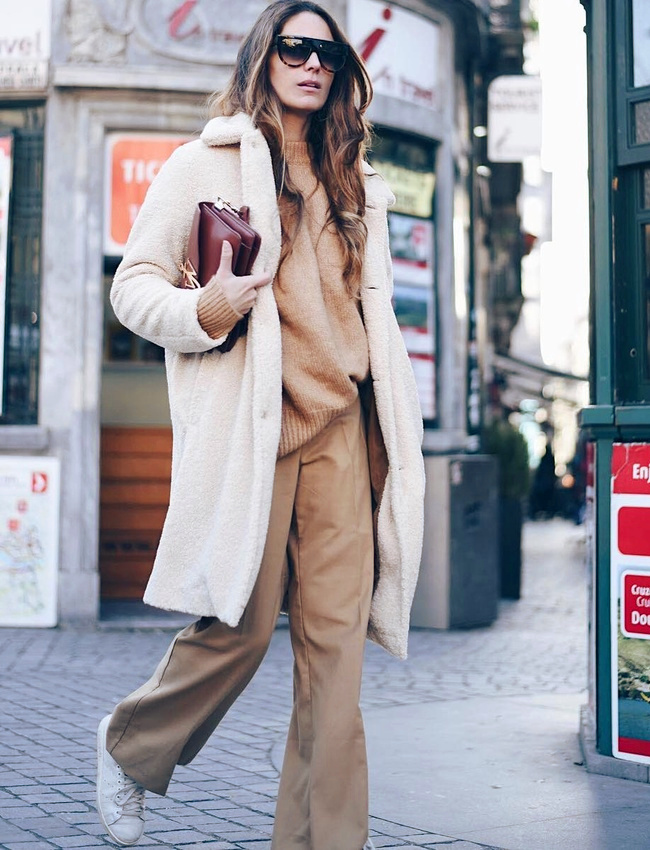 Camel + blanc cass� + touche de bordeaux = le bon mix