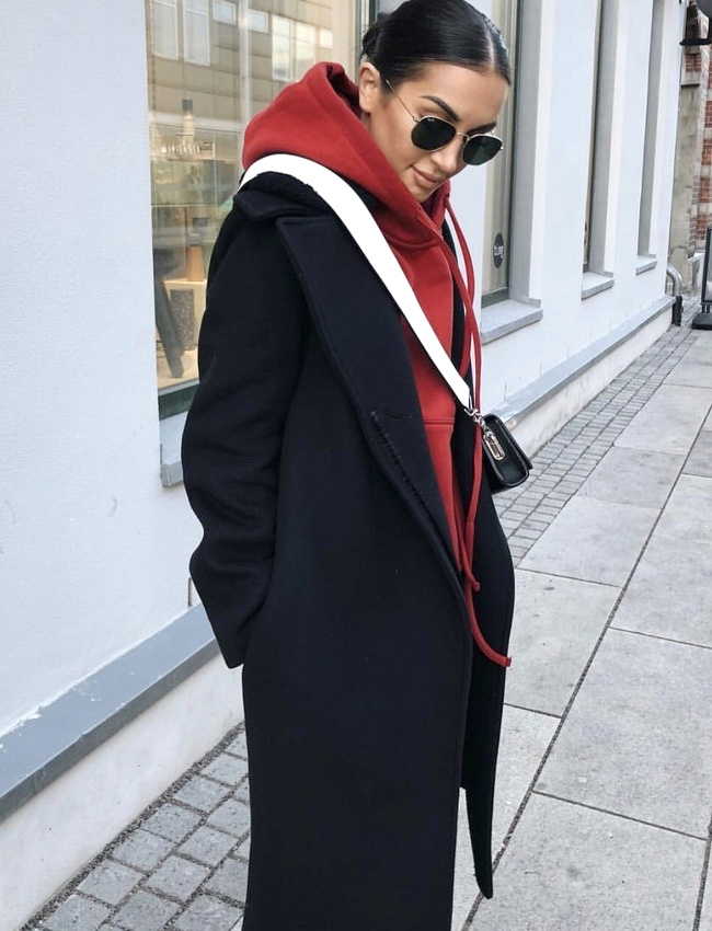 Pardessus bleu marine + sweat � capuche rouge = le bon mix