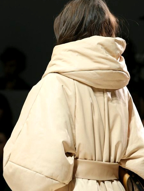 M�lant coloris neutre et volume douillet, cette parka a tout bon !