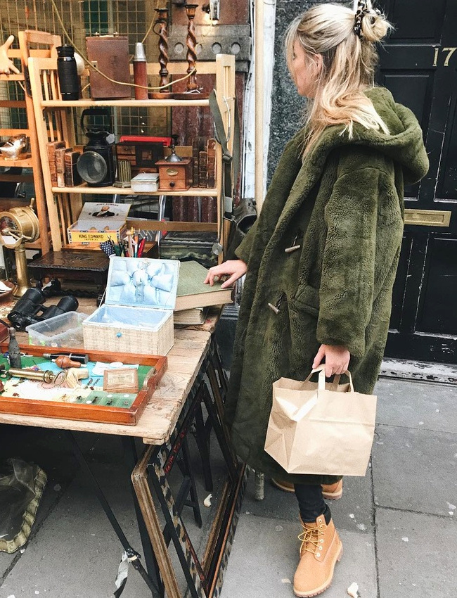 Le kaki sied particuli�rement bien au manteau en fausse fourrure !