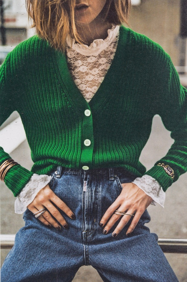 Gilet vert + blouse en dentelle + jean d�lav� = le bon mix