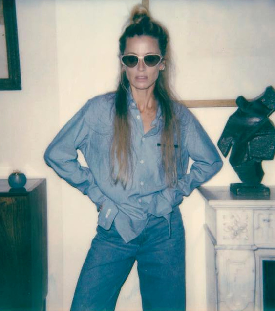 M�lant lunettes de soleil r�tro, jean large et chemise masculine, ce look a tout bon !