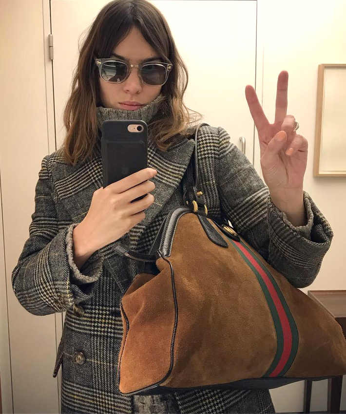 On piquerait bien � Alexa Chung son sac fourre-tout !