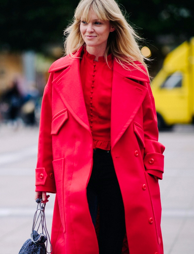 Oui au duo rouge et noir travaill� sur des volumes inattendus !