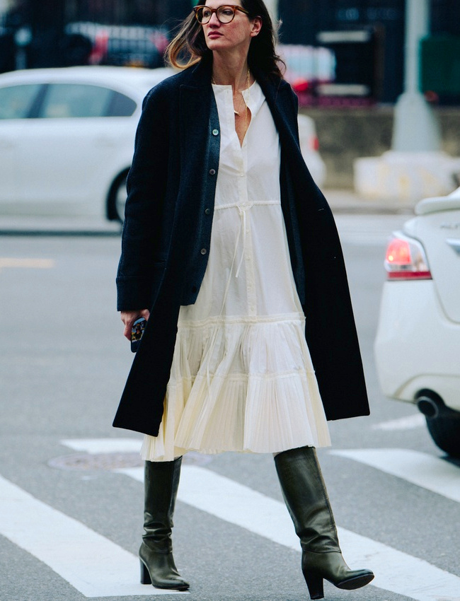 Rien de tel qu'une paire de bottes seventies pour porter une robe estivale en plein hiver !