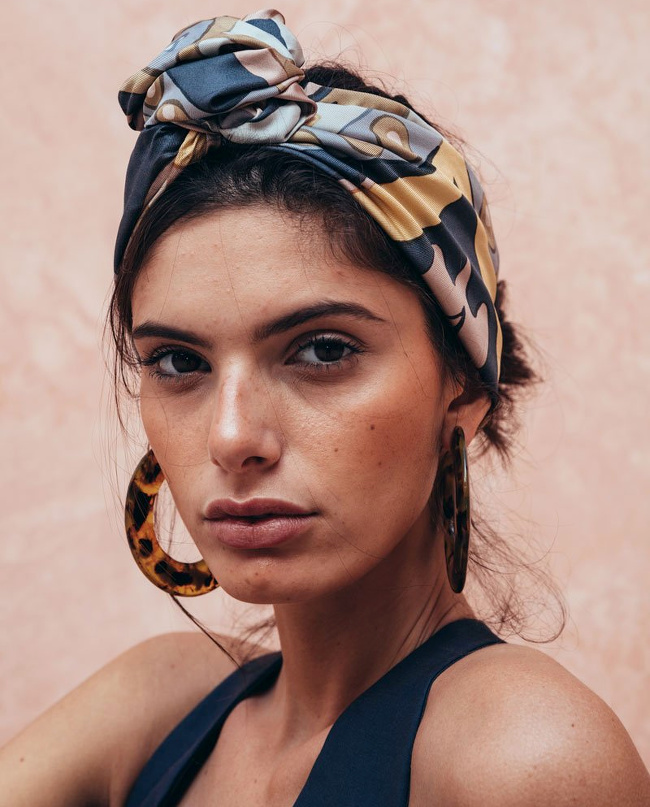 Turban + cr�oles = le combo id�al pour booster un look !