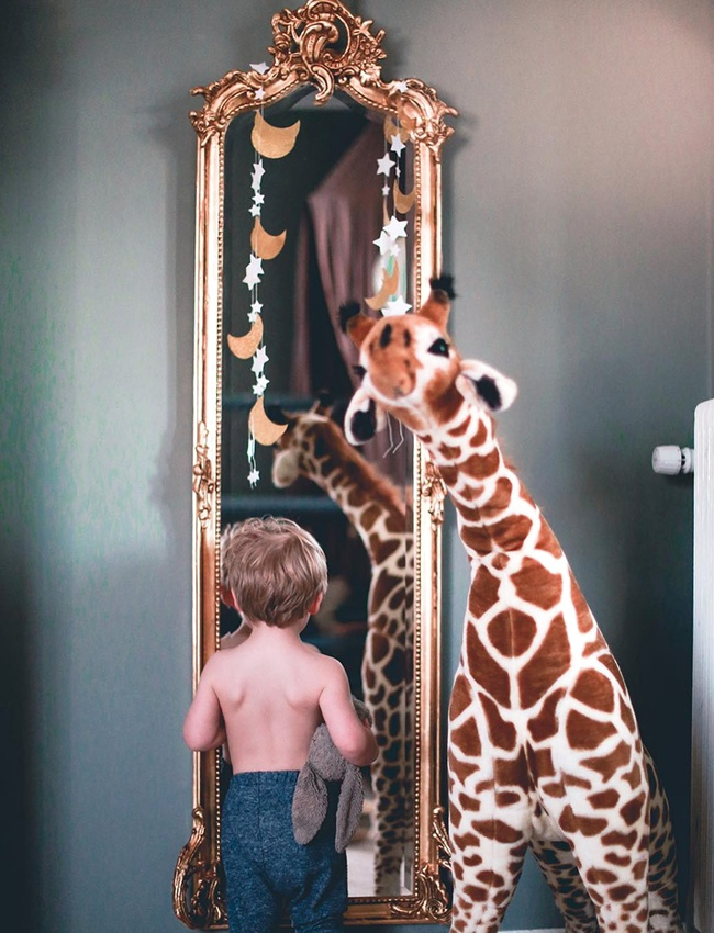 Haut et �troit miroir rococo + peluche g�ante = le bon mix