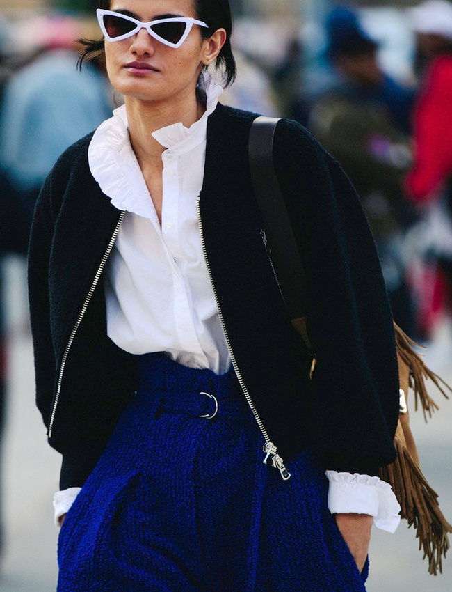 Rien de tel qu'une paire de lunettes graphiques esprit SF pour twister une blouse romantique !