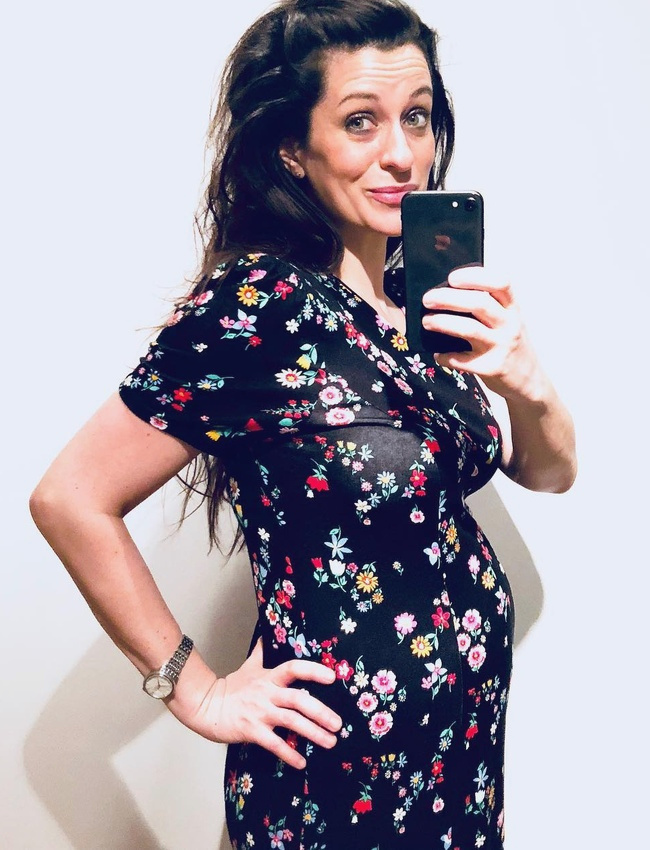 Robe fleurie sur fond noir + longue chevelure + baby bump = le bon mix