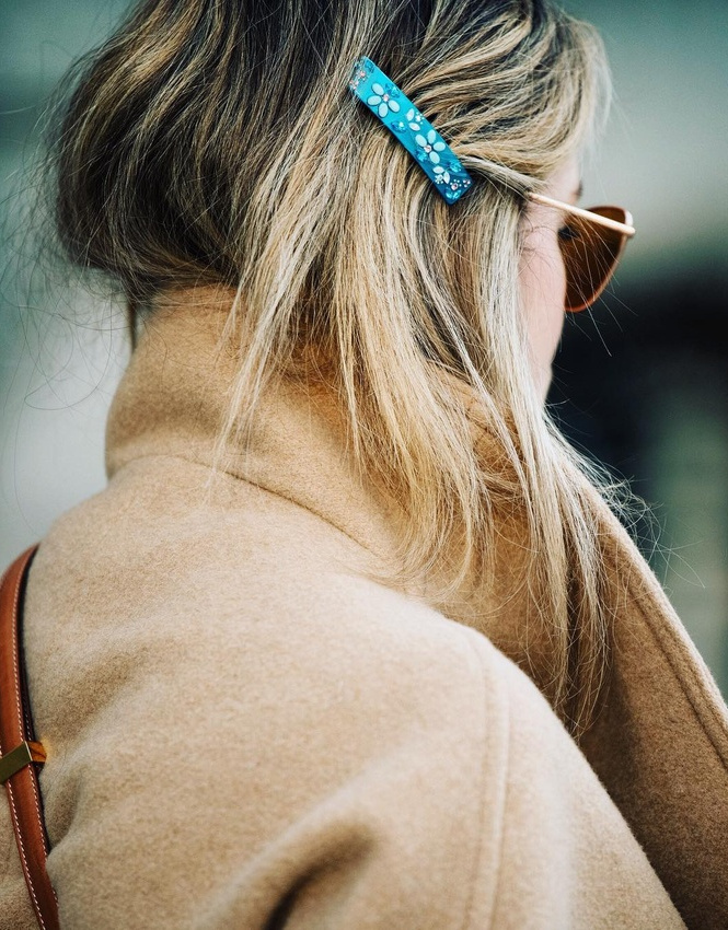Ne jamais sous-estimer l'impact stylistique d'une barrette bien place !