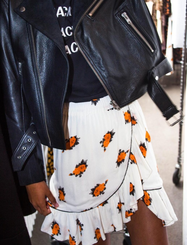 Perfecto en cuir + mini jupe l�g�re = le bon mix