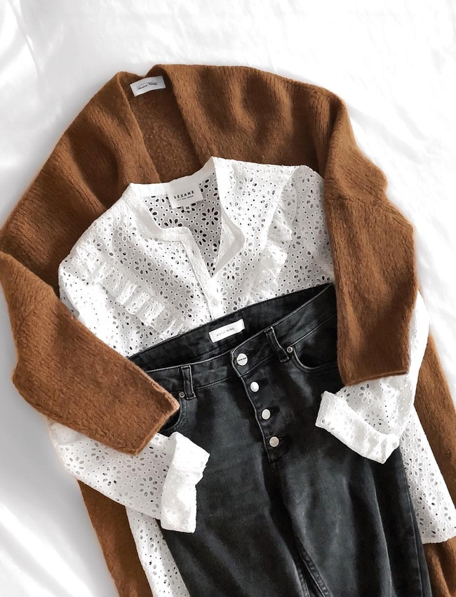 Lainage marron + chemise en dentelle + jean noir = le bon mix