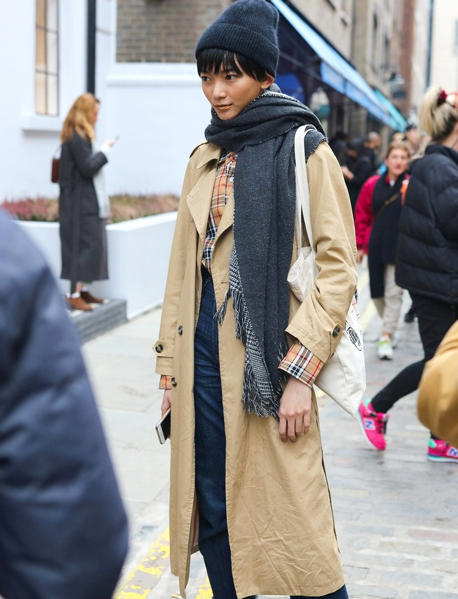 On ne se lasse pas du trio petit bonnet/frange/trench !