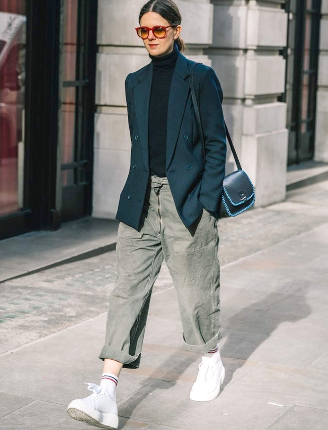 Et si l'on accompagnait le duo blazer/col roul� d'un baggy roulott� sur la cheville ?