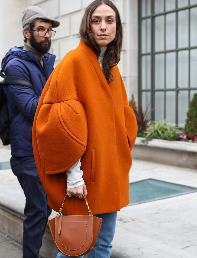 Qui aurait cru qu'un manteau inspir� d'une citrouille pouvait se r�v�ler �l�gant ?