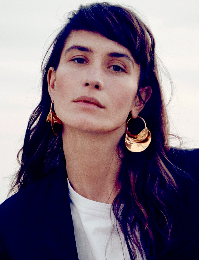 Frange l�g�rement sur le c�t� + boucles d'oreilles oversizes dor�es + tee-shirt blanc = le bon mix