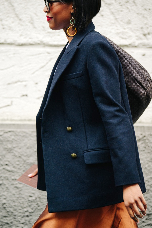 Caban bleu marine + jupe en soie orange cuivr� + boucles d'oreilles multicolores = le bon mix