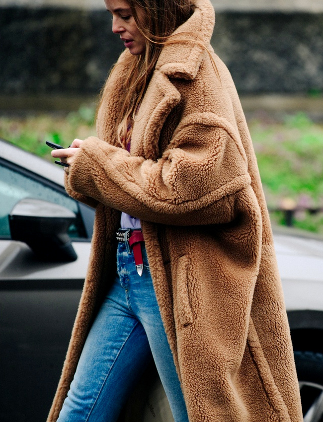 On ne se lasse pas de la dimension cocooning de ce pardessus ultra douillet