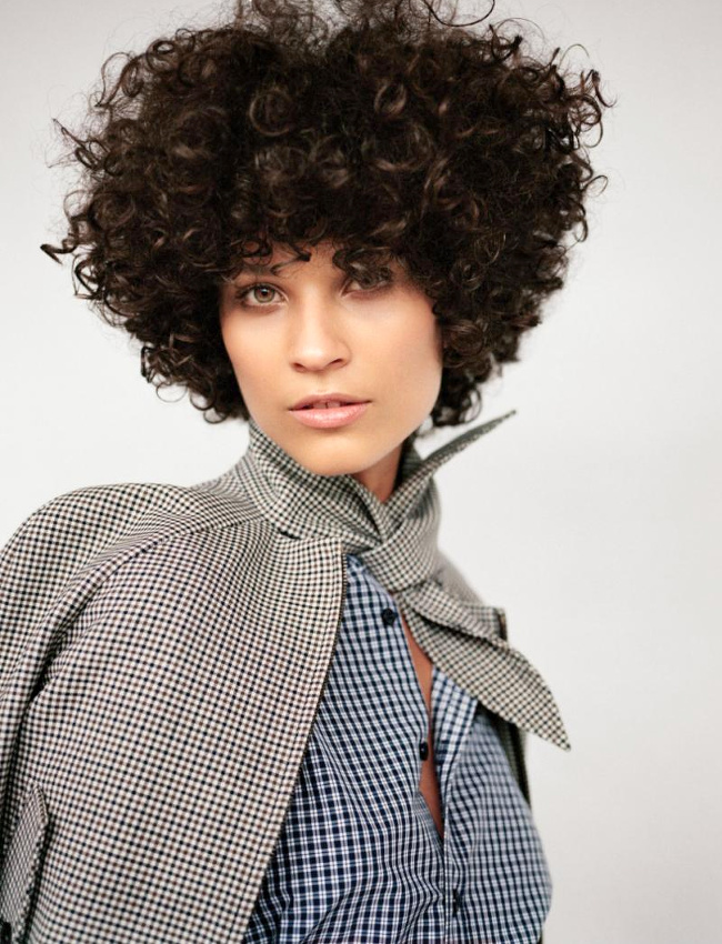 M�lant boucles volumineuses et mix and match de carreaux, ce look a tout bon !