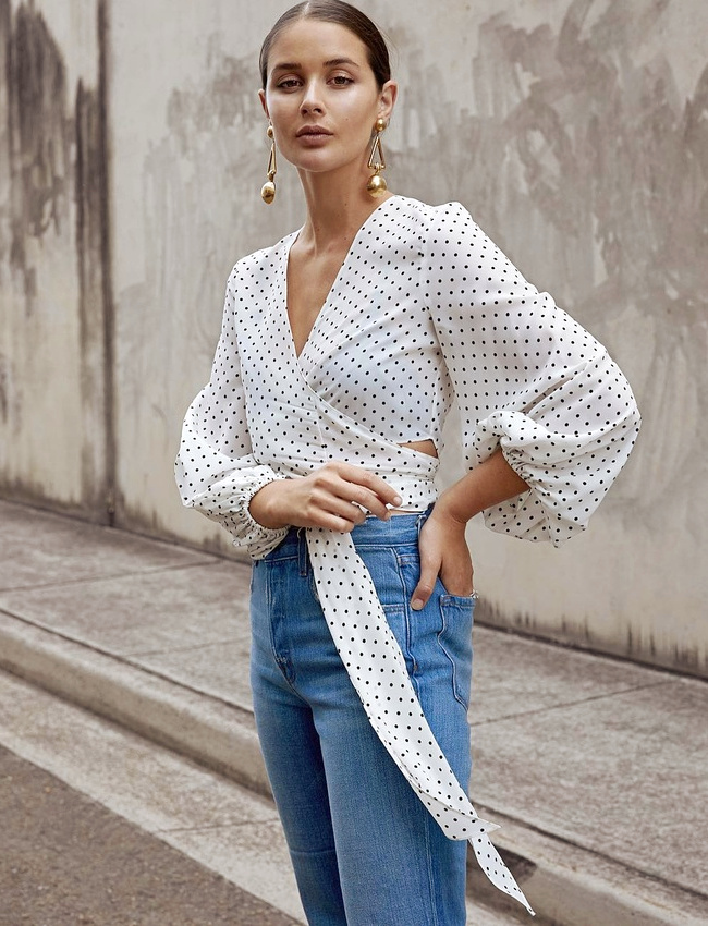 Blouse cache-coeur � pois + jean taille haute d�lav� + boucles d'oreilles dor�es = le bon mix