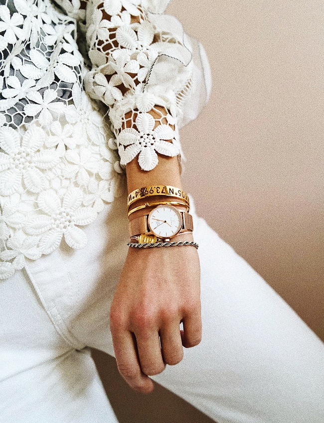 Look blanc + montre + accumulation de bracelets dor�s = le bon mix