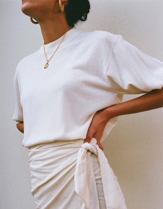 Rien de tel que quelques bijoux dor�s pour booster un total look blanc !