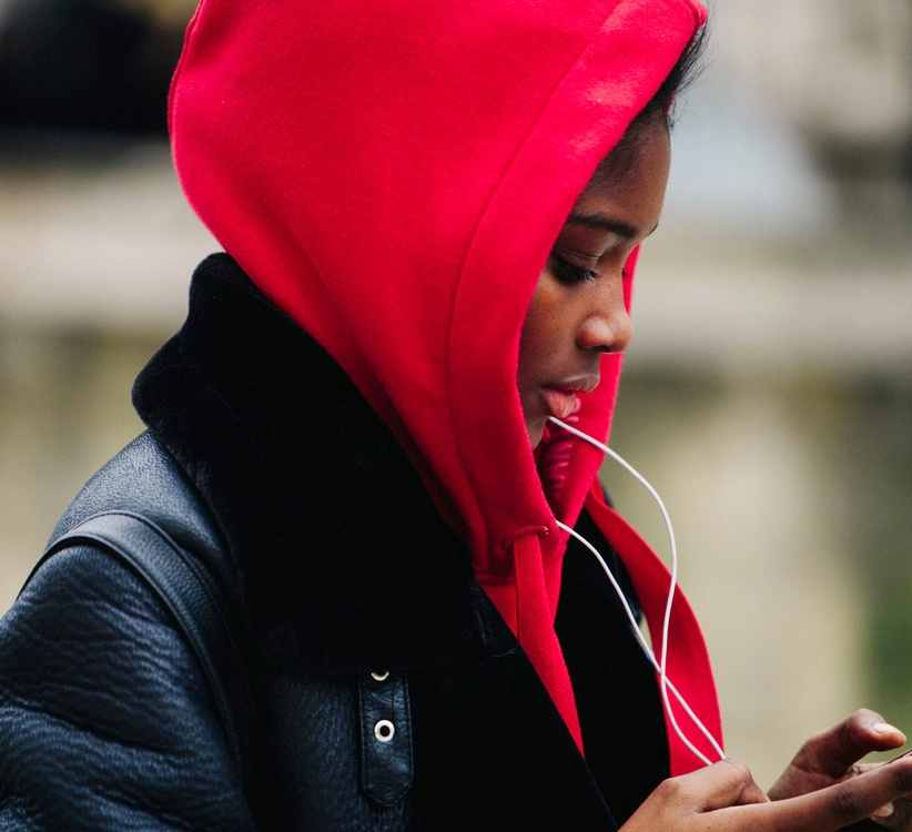 Blouson en cuir + sweat � capuche = le bon mix