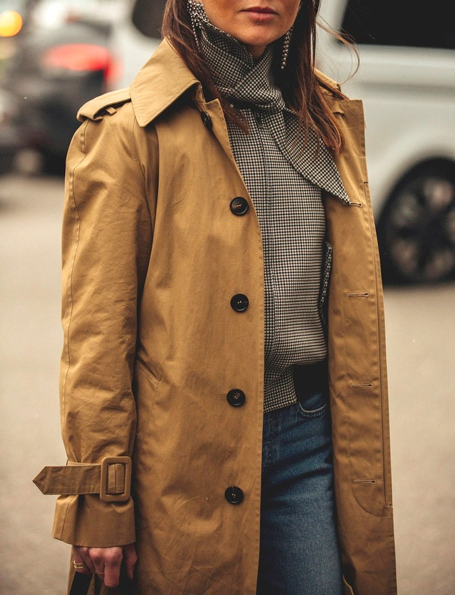 Trench + blouson au col nou� = le bon mix