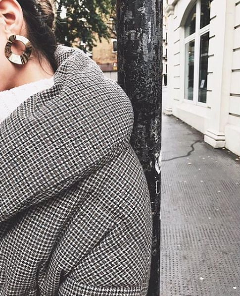 Quand elle se voit travaill�e dans un imprim� masculin/classique, la doudoune gagne en chic