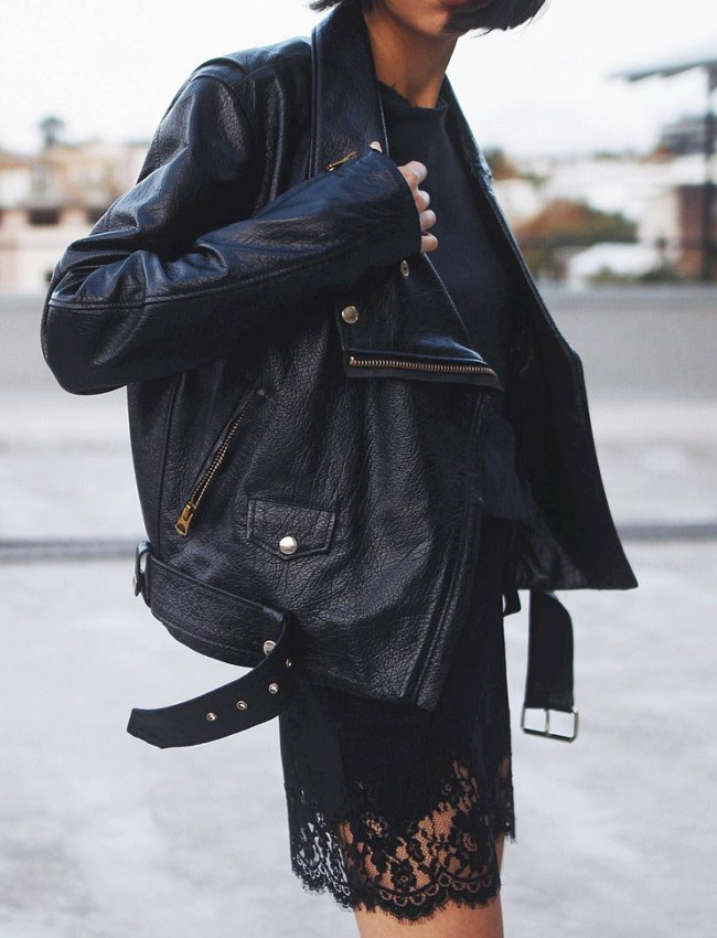 Rien de tel qu'un perfecto oversize pour rock'n'rolliser une robe sexy !