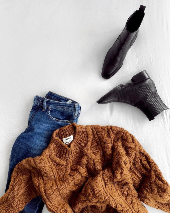 Rien de tel qu'un jean � peine d�lav� pour accompagner le duo marron/noir !