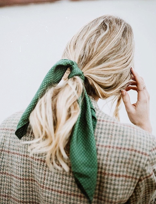 Le foulard imprim� nou� dans les cheveux permet de participer � de discrets - mais efficaces - mix and match