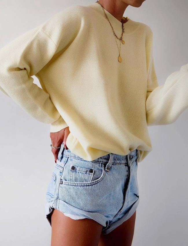 Rien de tel qu'un sweat jaune pour accompagner un jean bleu d�lav� !
