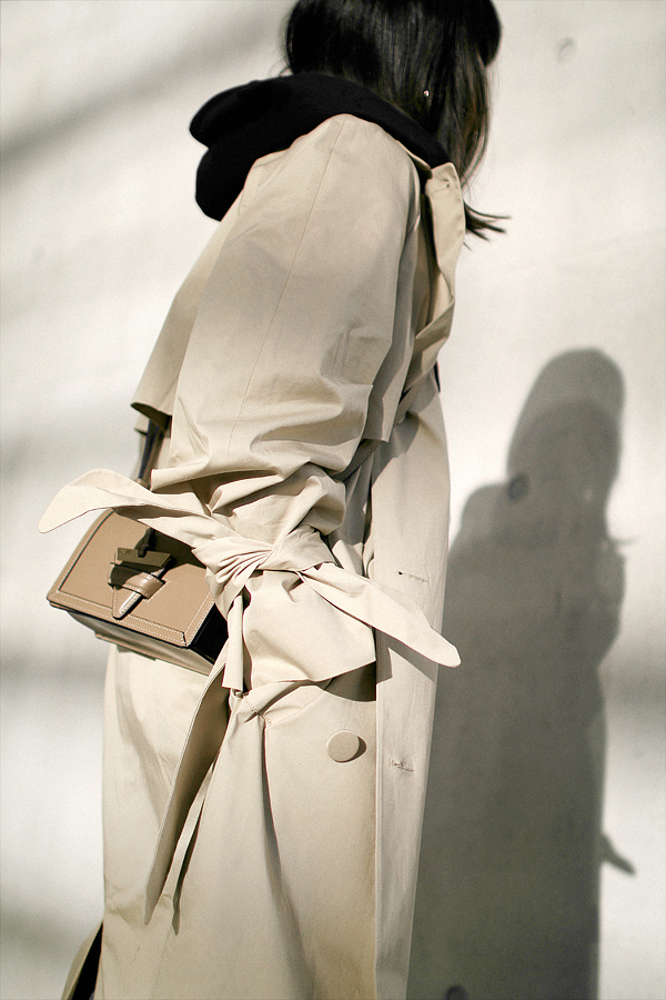 Rien de tel qu'un sweat � capuche pour twister la d�gaine classique d'un trench beige