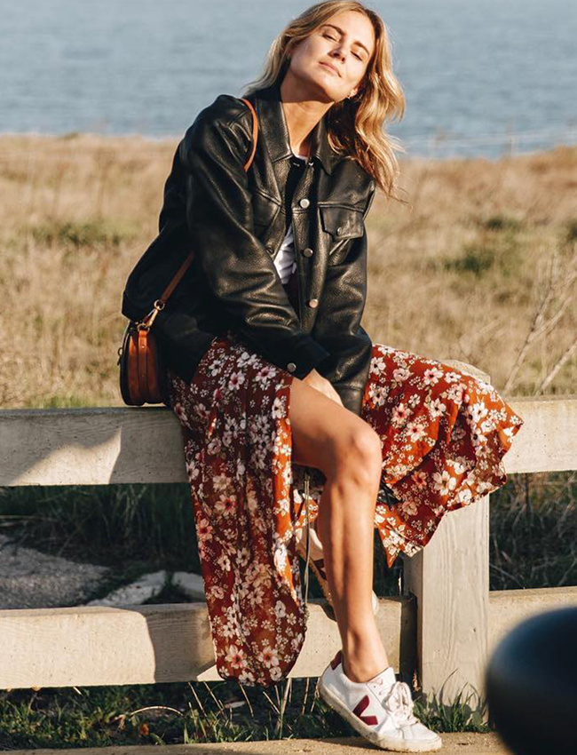 Blouson en cuir + jupe fluide 7/8 fleurie = le bon mix